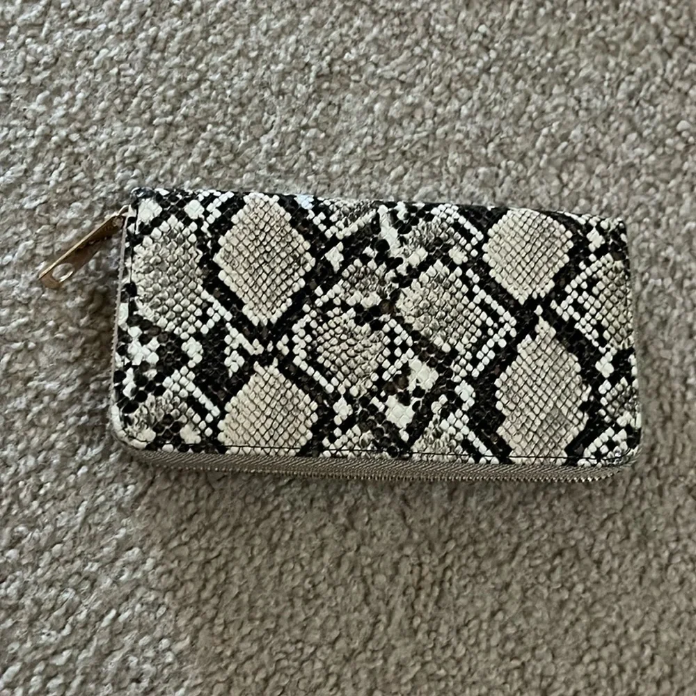 Snake skin tan & brown zip up long wallet clutch purse bag